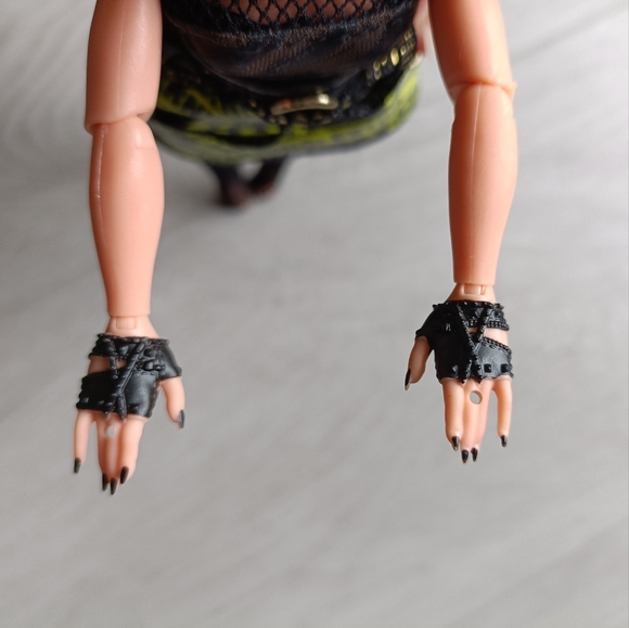 LOL Surprise OMG Remix Rock Bhad Gurl Doll - 2019 MGA - Picture 6 of 6